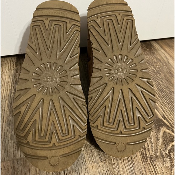 UGG Men’s Neumal Chelsea Boot - Picture 2 of 5